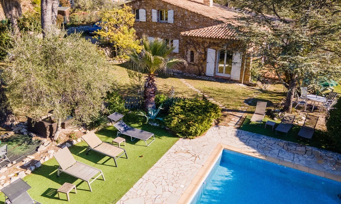 Bagnols-en-Foret Haus | Bastide en Pierres, Piscine, Jeux de Pétanque, Parking Privé, Portail Électrique