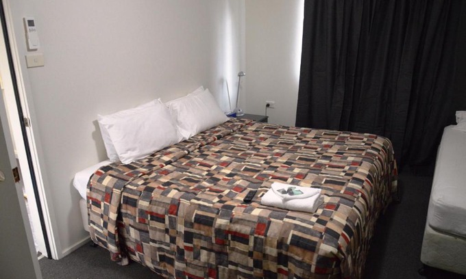 Mount Panorama Haus | Bathurst Goldfields 4 Bedroom and 4 Ensuite Cabin 428 Conrod Straight Mount Panorama