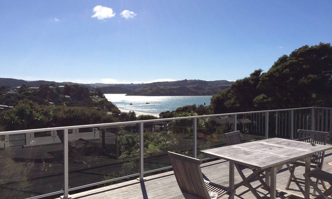 Raglan Hütte | Bay View Beach House - gorgeous seaside cottage with panoramic views over Raglan