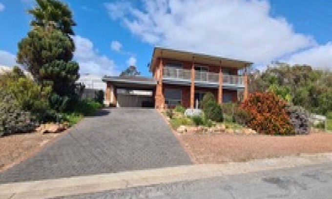 Lake Wangary Haus | Bay Views - Modern 3 bedroom 2 bathroom brick home, on a quite street