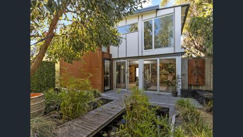 Inverloch Haus | Bayview Escape - 3 bedroom, linen included, pet friendly!