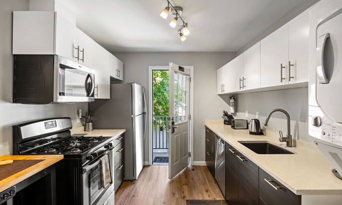 Loring Heights Wohnung | (BC1bG) Quiet Condo Perfect for Travel Nurses