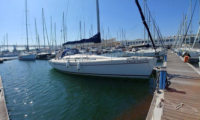 Lisbon Wohnung | Be Local - Sleep aboard a sailing boat in Lisbon
