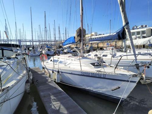 Lisbon Wohnung | Be Local - Sleep aboard the Santa Maria sailing boat in Lisbon
