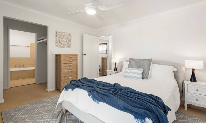 Emerald Beach Haus | Beach Cockatiel 1Bed Steps to beach, surf and sand - Couple's Getaway