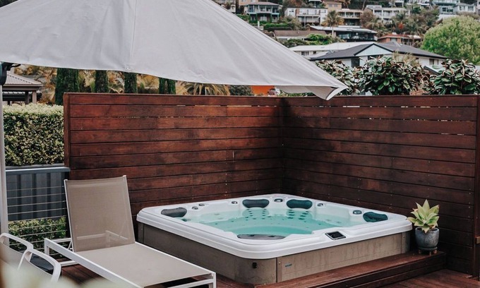 Terrigal Hütte | Beach Cottage with Deck & Spa in Terrigal. 10min walk to beach