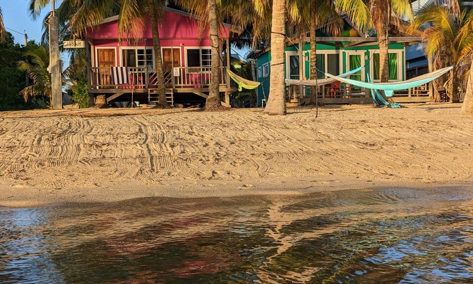 Hopkins Kabine | Beach Front! Cobia Beach Guest House "Hot Pink Family Cabin"