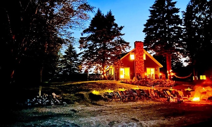 Port Hope Haus | Beach front house 🏖️ 3 BDR each with a King 👑 10 Minutes to Port Austin 🌅!