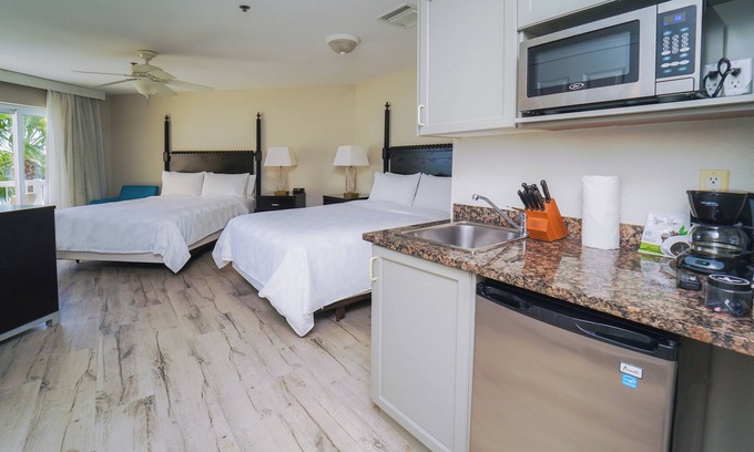 Crystal Harbour Wohnung | Beach Getaway! Enjoy Free Breakfast and Free Parking, Outdoor Pool