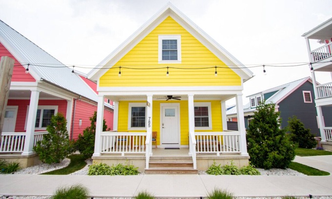 Celina Kabine | Beach Hive - 1 Bed/2 Loft Lakeside Cottage w/ HOT TUB!