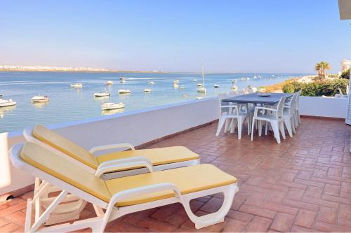 Praia de Faro Wohnung | Beach House on Faro Island with a Dreamy Terrace and 7 Beds for the Perfect Escape