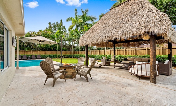 Plantation Haus | BEACH HOUSE ~ tiki hut & heated pool ~ family getaway