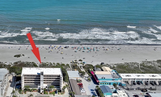 Cocoa Beach Eigentumswohnung | Beach Living at its Best! Watch rocket launches from the balcony