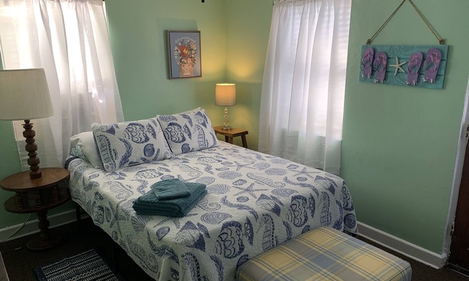 Cottage Line Wohnung | Beach Side Studio #1 (Apartment) - Pets Allowed by RedAwning