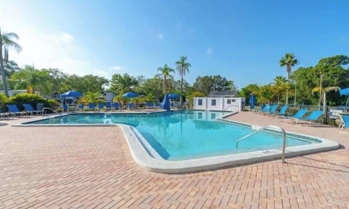Ozona Haus | Beach Stay w/ pool, bicycle, walkable community