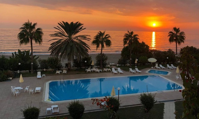 Seki Haus | Strand unter den Füßen ALACA Tatil Sitesi