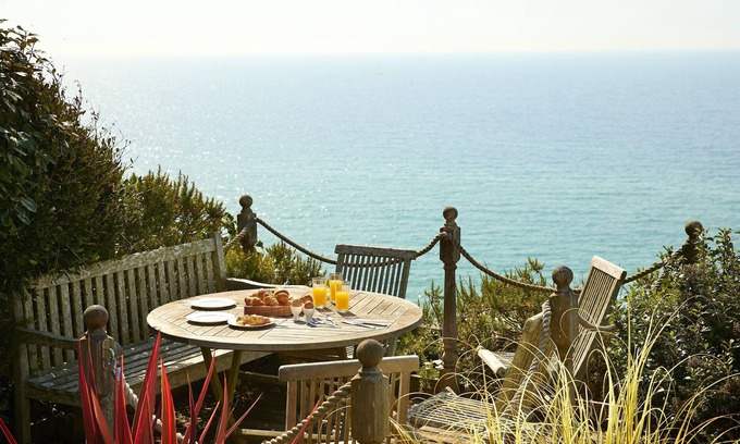 Southbourne Haus | Beach View befindet sich in einer atemberaubenden Lage am Meer in Southbourne, einer erstklassigen Lage mit einer wunderschönen Küstenlandschaft. Erfahren Sie hier mehr über dieses Ferienhaus.