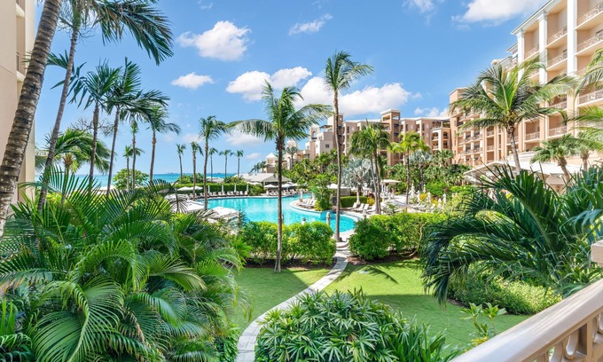 Seven Mile Beach Eigentumswohnung | Beach view condo with bunk beds overlooking 7Mile Beach at The Ritz-Carlton