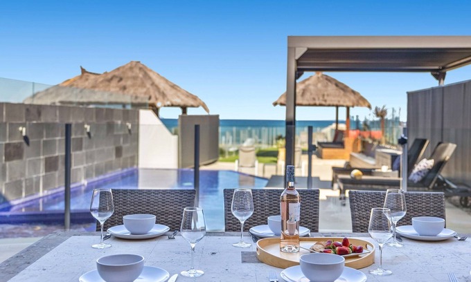 Sapphire Beach Villa | Absolutes Haus am Strand mit Pool und Spa, ideal für Familien