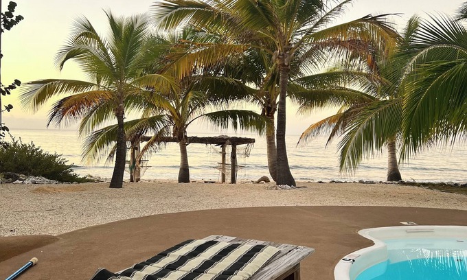 West End Wohnung | Beachfront 2-bdr 2-bath "Sunshine Aloha Suite" 100 ft from the Ocean with Pool!