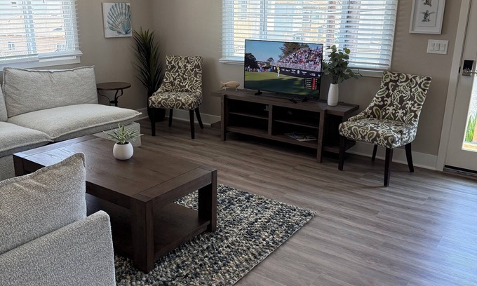 Old Towne Wohnung | Beachfront 2-bed, 2-bath unit with AC in Seal Beach