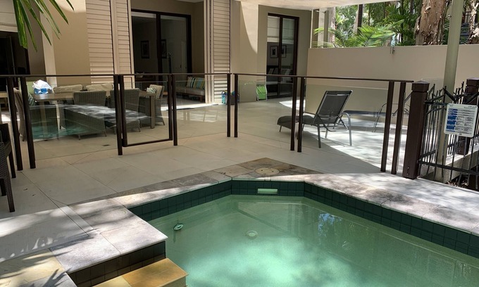 Palm Cove Resort | Strandnahes 4-Bett-Apartment Sea Temple Resort, privates Tauchbecken & Grill