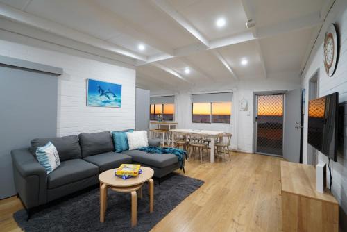 Quinns Rocks Haus | Beachfront 3BR Home with Stunning Ocean Views