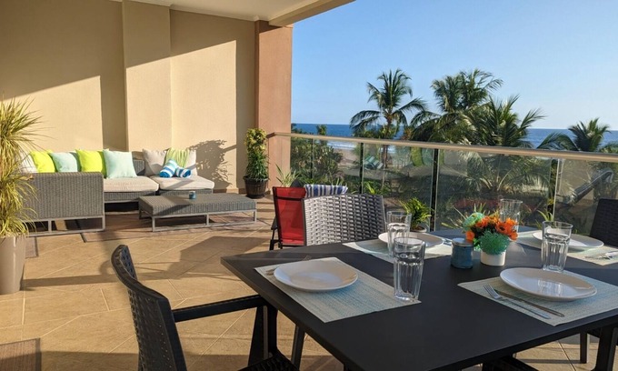 Barrio Los Faroles Eigentumswohnung | Beachfront access with large covered private balcony