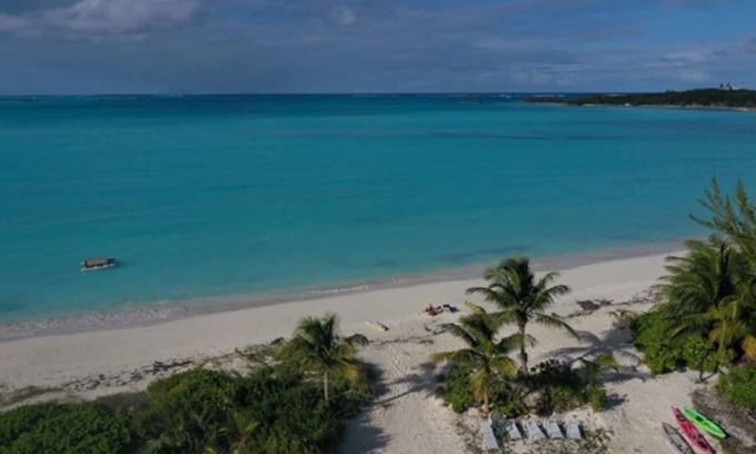 Great Exuma Wohnung | RACIOUS 'ON THE BEACH' Apartment mit 1 King-Bett und TURTLES! CS