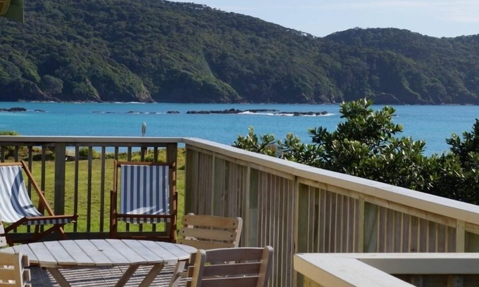 Whangaruru Haus | Die Bland Bay liegt direkt am Strand und bietet einen atemberaubenden Meerblick von der Sonnenterrasse