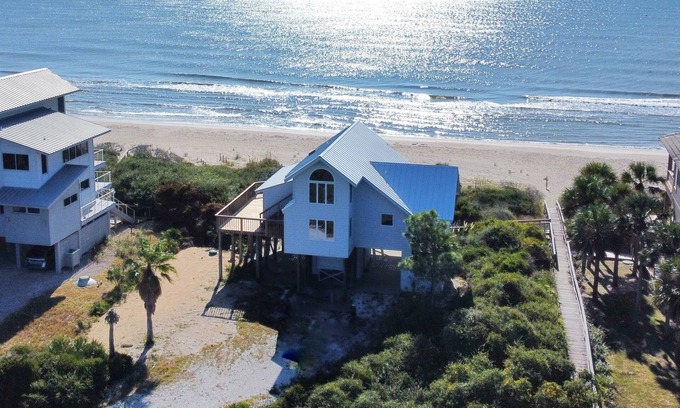 Plantation Hütte | Welcome to Sunbird! Beachfront with large sundecks, walk to community pool!