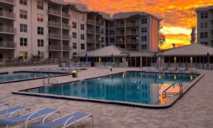 New Smyrna Beach Eigentumswohnung | Stunning! RENOVIERTE 2BED / 2BATH BEACHFRONT-LAGE IN DER NÄHE VON Läden und Restaurants
