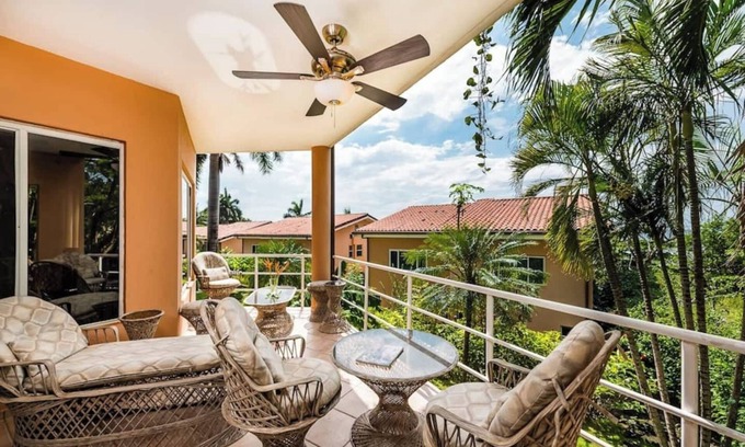 Playa Langosta Wohnung | Beachfront 2bd condo- Balkon mit teilweise Meerblick, a / c-BL2