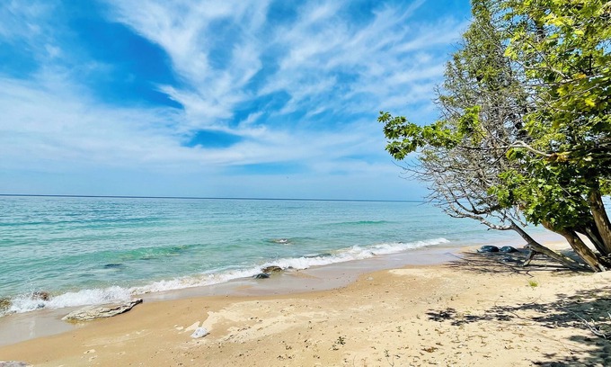 Good Hart Hütte | Beachfront Cottage along Lake Michigan Shores