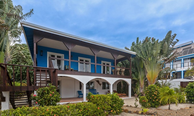 Caribbean Way Haus | Villa am Strand mit Meerblick, Veranda und gemeinsames Dock / Hängematten!