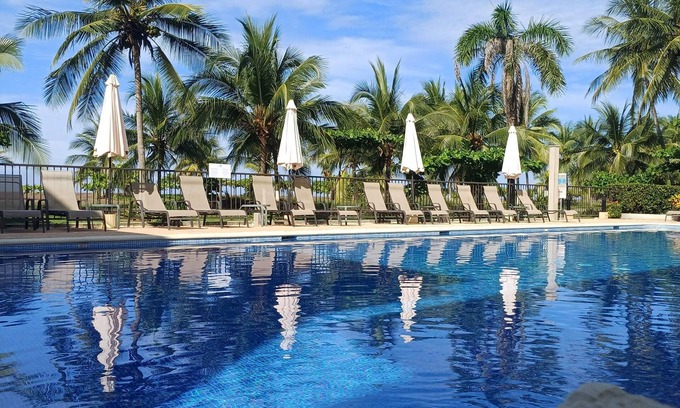Barrio Los Villalobos Eigentumswohnung | Beachfront Luxury Condo with Direct Access to the Beach, 3 BR, 2 Baths, Balcony!