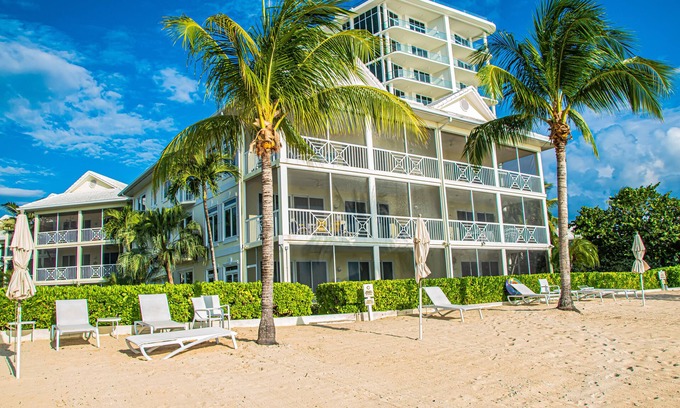 Seven Mile Beach Eigentumswohnung | Beachfront Ocean Level Condo auf 7 Mile Beach - 3 Rm - Pool / Jac