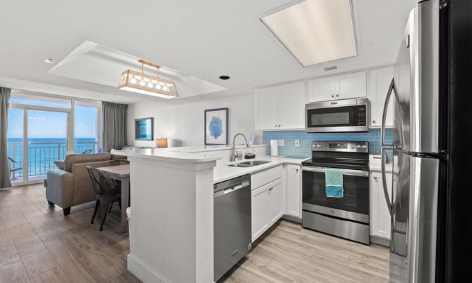 Myrtle Beach Eigentumswohnung | Direkte Aussicht auf das Meer! 2BR Camelot 607. Lazy River, Whirlpool und tolle Lage!