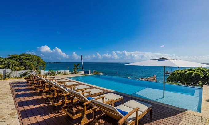 Sero Colorado Villa | BeachFront Villa w/ Pool, Sleeps 16, Dining, & Tub