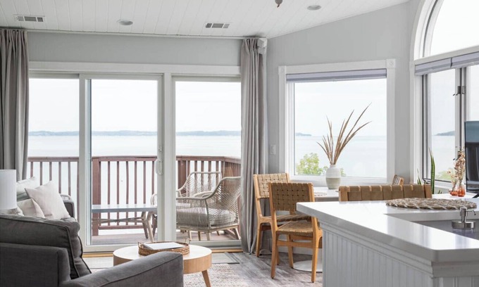 Traverse City Eigentumswohnung | ★BEACHFRONT★Pool+Hot Tub★11 min to downtown