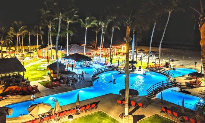 El Marasal Wohnung | Beachside 2BR Condo in well appointed resort