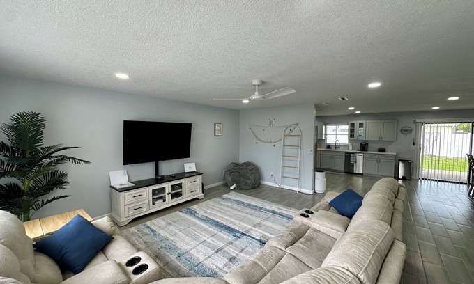 Cocoa Haus | Beachy Cocoa Home Near Cruise Port W/ Hot Tub