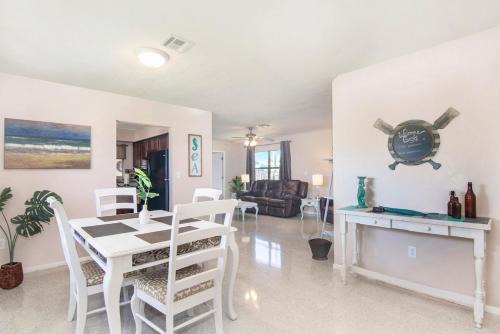 Interchange Square Wohnung | Beachy Home with Rec Room and Patio