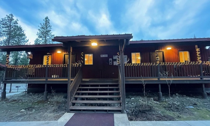 Thompson Falls Kabine | Lower Cabin Suite (1 King Bed) - Bear Creek Resort - Lower Cabin Suite (1 King Bed)