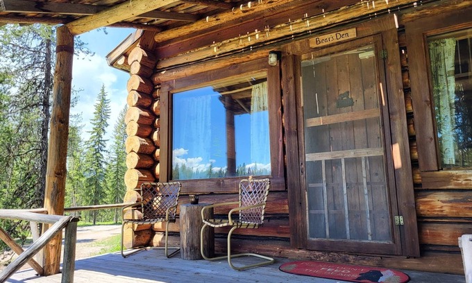 Condon Kabine | "Bären-Den" rustikale Kabine versteckt in den Kiefern.