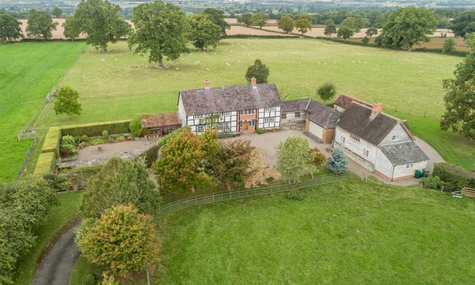 Pembridge Haus | Bearwood House & Cottage