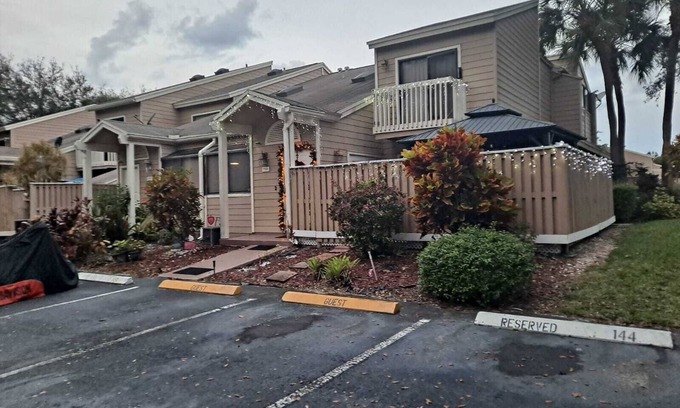 North Lauderdale Haus | Beautiful 1 bedroom in house over looking lake in a quiet community.