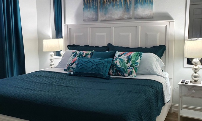 Coral Harbour Wohnung | Beautiful 1 Bed 1 Bath Apartment with pool and with walking distance to beach