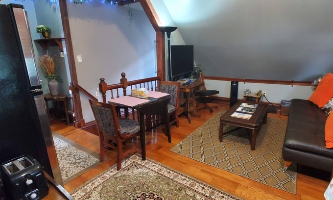 Near Eastside Haus | Cheerful 1 Bedroom Loft with On-site Parking