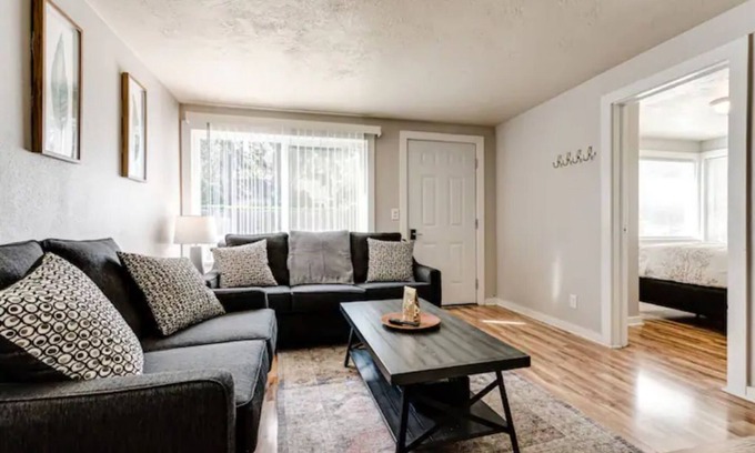 Amazon Wohnung | Beautiful 2 bdrm, 1 Bath 4 blocks from The U of O,
